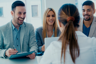 Fauxpas beim Vorstellungsgespraech © iStock/Ivanko_Brnjakovic